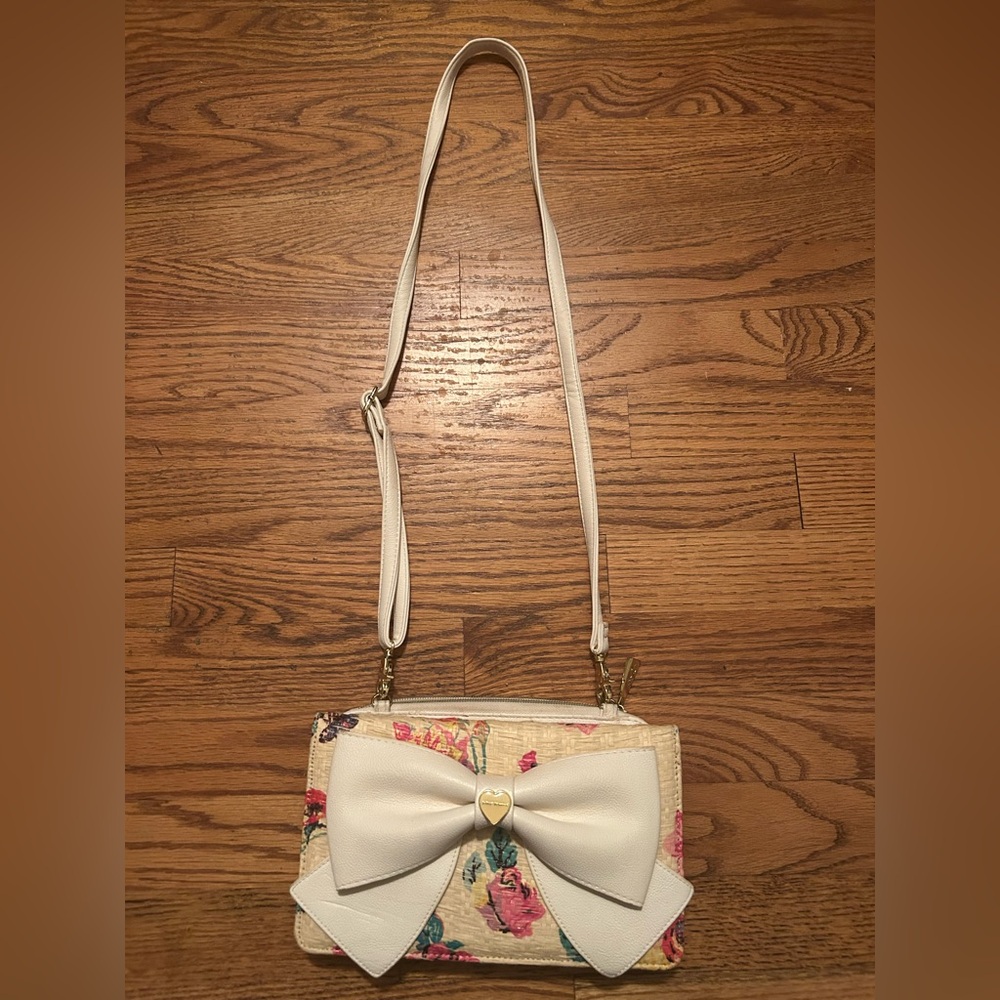 Betsey Johnson Pink Cream White Y2K/Early 2000s Floral Straw Bow Purse/Clutch